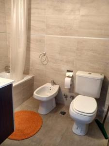 布宜诺斯艾利斯Apartamento cómodo y tranquilo con WiFi en Boedo的浴室配有白色卫生间和盥洗盆。