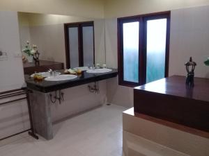 象岛Baan Ton Rak Boutique Resort的一间带两个盥洗盆的浴室和一个大窗户