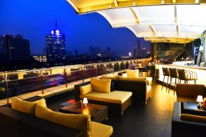 广州广州岭南五号酒店的屋顶酒吧设有沙发,享有城市美景
