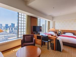 东京半蔵门格兰亚克酒店的酒店客房,配有一张床、一张桌子和椅子