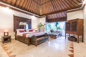 金巴兰卡萨金巴兰别墅 的一间卧室设有一张床和一间客厅。