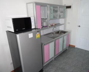 班佩罗勇VIP公寓的小厨房配有冰箱和微波炉。