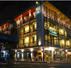曼谷城镇旅馆的一座建筑物,晚上在建筑物的一侧有标志