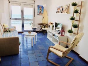 大加那利岛拉斯帕尔马斯La luz del Alba 3A的客厅配有沙发和桌子