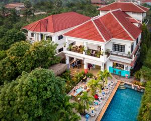 暹粒小象精品酒店的享有带游泳池的房屋的空中景致