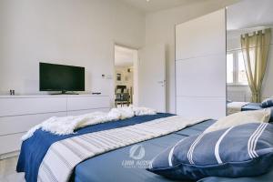 佩罗杰Villa Emily的一间卧室设有一张大床和一台平面电视。