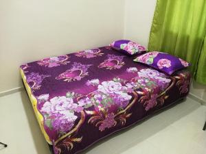 加央哈尔本村木屋的一张带紫色棉被和枕头的床