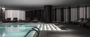 上海镛舍的一座配有桌椅的酒店游泳池