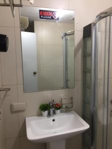 碧瑶Condotel的浴室设有白色水槽和镜子
