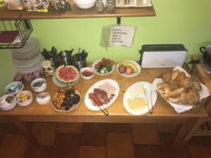捷克布杰约维采塞德尔旅馆的一张桌子上有很多种不同的食物
