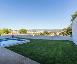 阿尔科巴萨Stunning view Alcobaça的后院设有游泳池和绿草