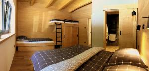 斯米扎尼Chalet Slovensky Raj的小房间设有床和双层床