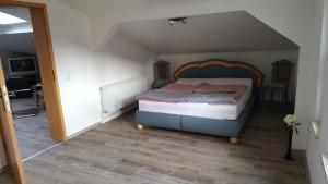 HeldrungenFerienwohnung "Burgblick"的一间卧室配有一张带木制床头板的床