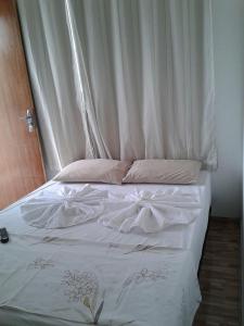 马塞约POUSADA OLÍMPIA的客房内的白色床和天蓬