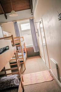 柯比斯蒂芬柯比斯蒂芬旅馆的小房间设有两张双层床和窗户