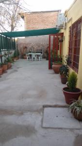 Juana Koslay El Encuentro的一个带野餐桌和盆栽的庭院