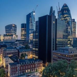 伦敦Hotel Saint London的城市天际线夜空与摩天大楼