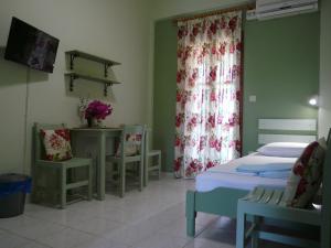 卡德哈米利Ifigenia's Rooms的一间医院间,配有一张床和一张桌子及椅子