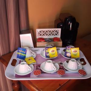 比耶拉卡拉露娜酒店的茶壶和桌子上包的托盘