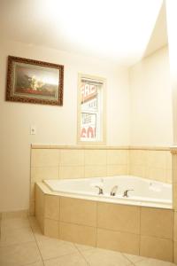 埃德蒙顿城堡汽车旅馆的带浴缸的大浴室和墙上的绘画