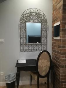 纳弗帕克托斯Amaryllis的墙上的镜子,配有桌子和椅子