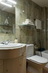 拉斯加莱塔斯Typical Canarian apartment的浴室配有盥洗盆、卫生间和浴缸。