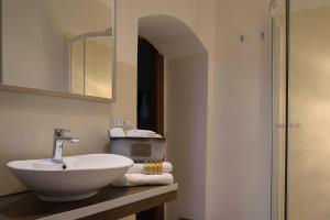 皮亚扎-阿尔梅里纳Xenía B&B的一间带水槽和镜子的浴室