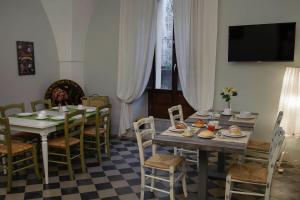 皮亚扎-阿尔梅里纳Xenía B&B的用餐室配有桌椅和食物