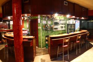 奥西耶克Domin Osijek的酒吧餐厅里的酒吧,酒吧的凳子