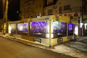 奥西耶克Domin Osijek的街道边有圣诞灯的公共汽车