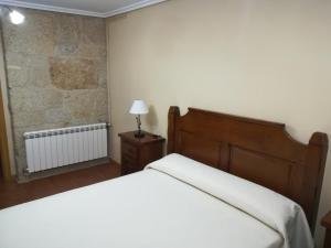 贡多马尔Casa Bravo的一间卧室设有一张床和砖墙