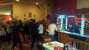 PastraHotel Valdis的一群人站在一家餐馆的酒吧周围