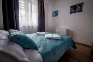 乔左维尔考普尔斯基FUDA APARTAMENT BRUKSELSKA 11的一间卧室配有带毛巾的床
