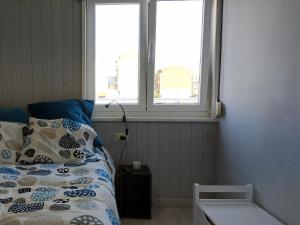 卡马里尼亚斯A CARAMIÑA的一间卧室设有一张床和两个窗户。