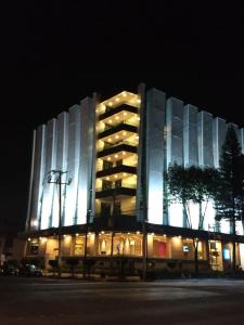 墨西哥城Lisboa Hotel的一座在晚上有灯的大建筑