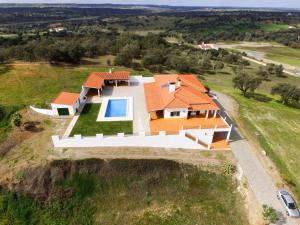Figueira e BarrosVilla do Outeiro的享有橙色屋顶房屋的空中景致