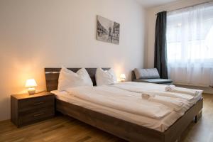 格拉茨Minihotel Graz Apartments的卧室配有床、椅子和窗户。