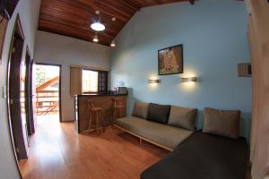 坎布里Flat Vila Morena a pousada da sua família的客厅配有沙发和桌子