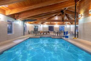 法里巴尔法里巴尔戴斯酒店的一座带桌椅的大型游泳池