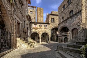 维泰博casa medioevo的一座石头建筑的古老建筑的小巷