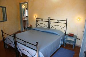 波多博罗Hotel Le Dune IUN 1998的一间卧室配有一张带蓝色毯子的床