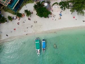 皮皮岛Mama Beach Residence - Adults Only的海滩上两艘船的上空景色