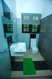 康提Kandyan Fo Rest的浴室配有白色水槽和卫生间。