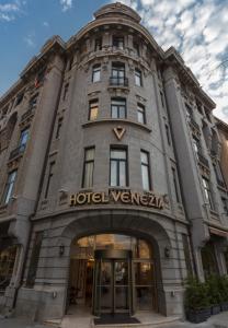 布加勒斯特宙斯国际威尼斯酒店的建筑上标有酒店横纹图标