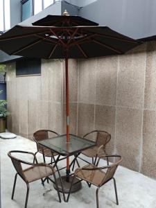 釜山五月酒店的玻璃桌、椅子和雨伞