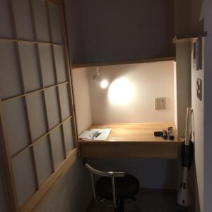 东京Tokyo inn Sakura An的小房间设有一张桌子和一把椅子