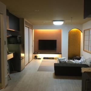 东京Tokyo inn Sakura An的带沙发和平面电视的客厅