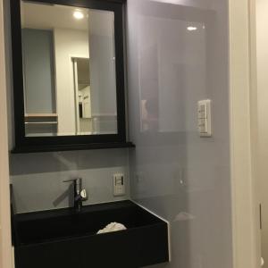 东京Tokyo inn Sakura An的浴室设有黑色水槽和镜子