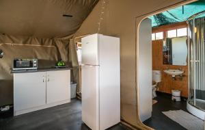 DwarskersbosWest Coast Luxury Tents的厨房配有白色冰箱和水槽