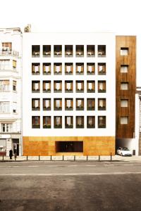 贝尔格莱德Square Nine Hotel Belgrade-The Leading Hotels of The World的街道上带窗户的大型白色建筑